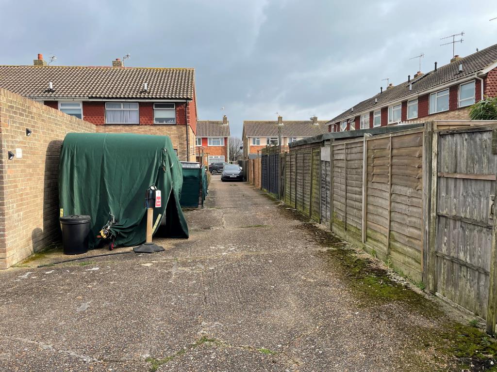 Lot: 38 - FREEHOLD GARAGE -